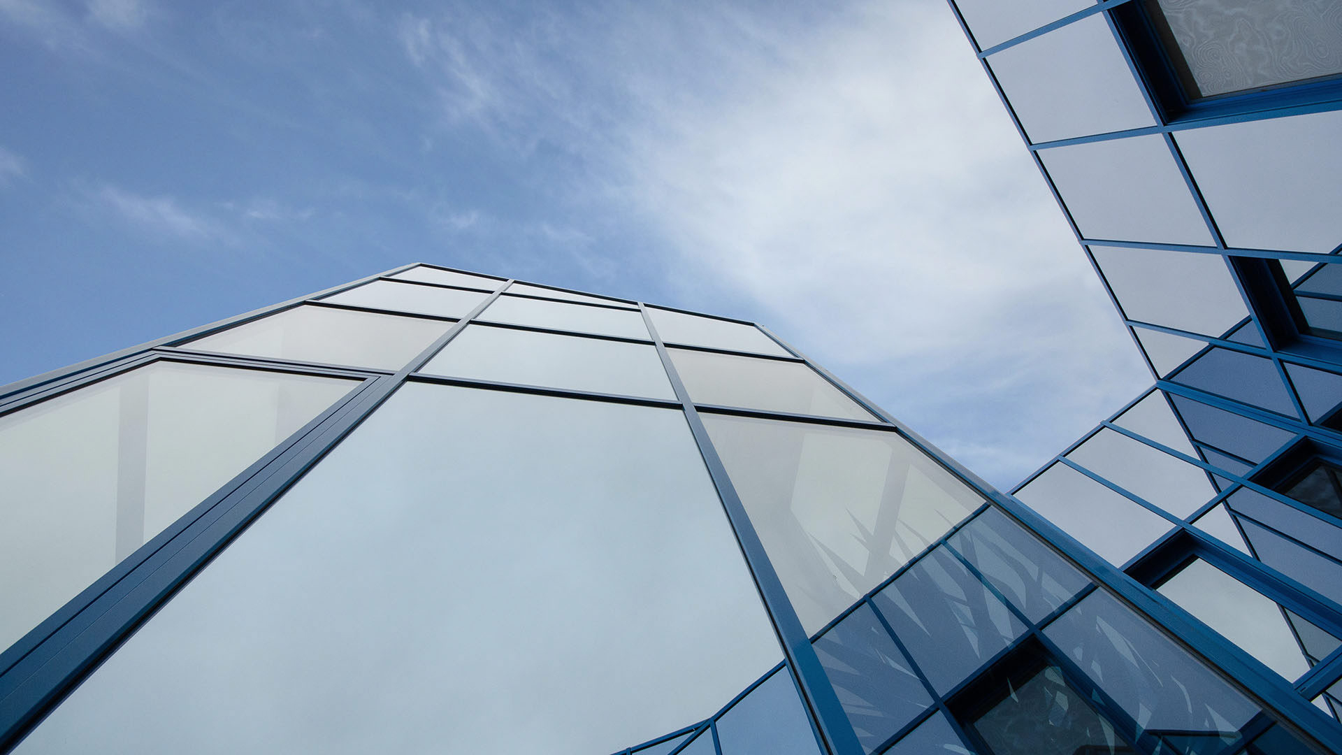 Moderne Gebäudeansicht von budo Metallbau