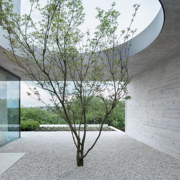 Moderner Gebäudebau mit Glasfront